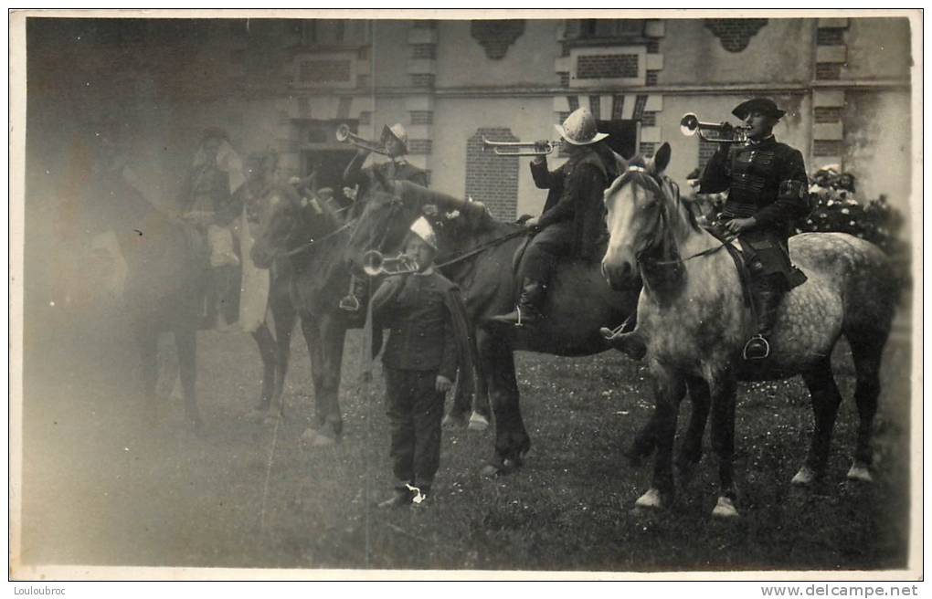 CARTE PHOTO LIEU NON IDENTIFIEE CHEVAUX ET HOMMES DEGUISES - Te Identificeren