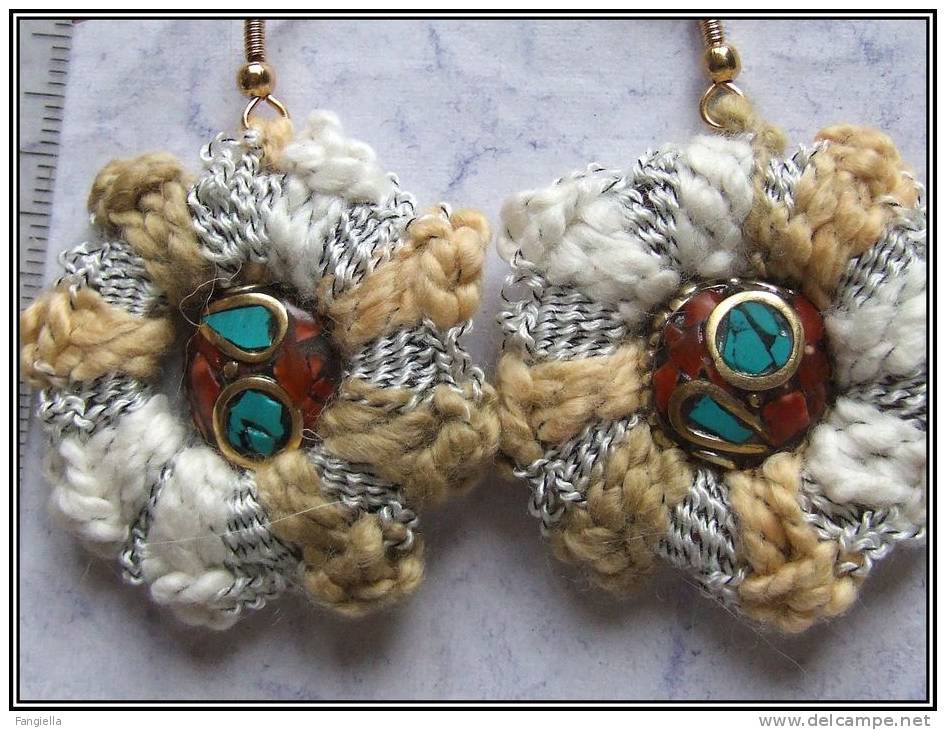 Boucles D'oreilles Perles  Artisanales Du Népal Turquoise Corail Sur Laiton Et Anneaux Crochetés Un Mélange De Genres Av - Boucles D'oreilles