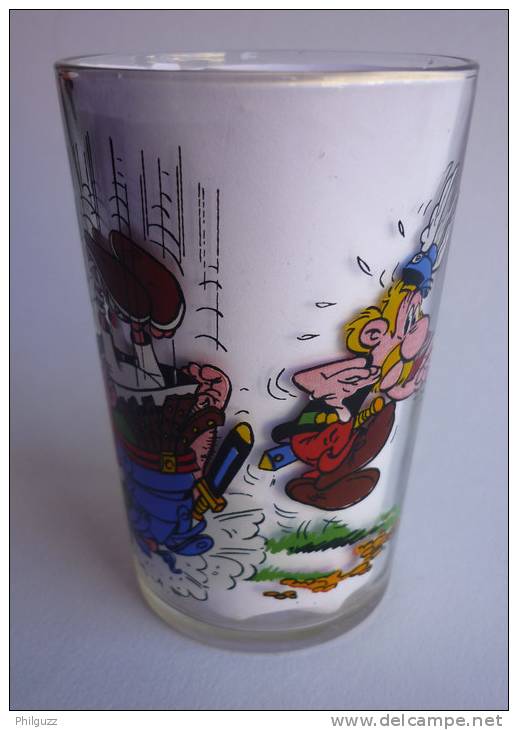 VERRE ASTERIX AMORA 1968 8 A SURPRIS PAR LA CHUTE D'UN LEGIONNAIRE - Tischkunst