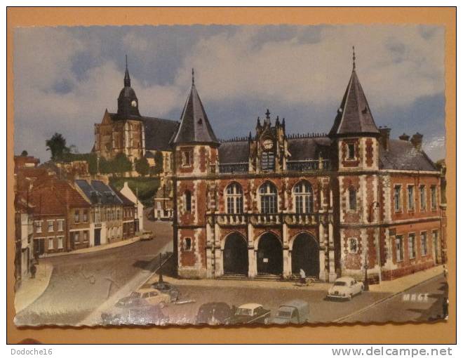 AUXI LE CHATEAU - L'Hôtel De Ville Et L'Eglise - Auxi Le Chateau