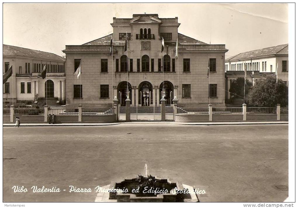 VIBO VALENTIA  -  Piazza Municipio Ed Edificio Scolartico - Vibo Valentia