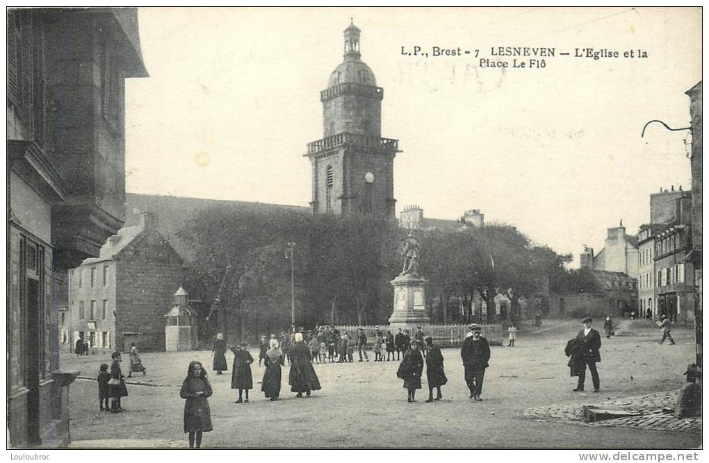 29 LESNEVEN LA PLACE LE FLO ET L'EGLISE - Lesneven