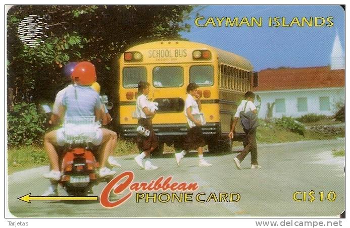 163 CCIA TARJETA DE LAS ISLAS CAYMAN DE UN AUTOBUS ESCOLAR - Kaaimaneilanden