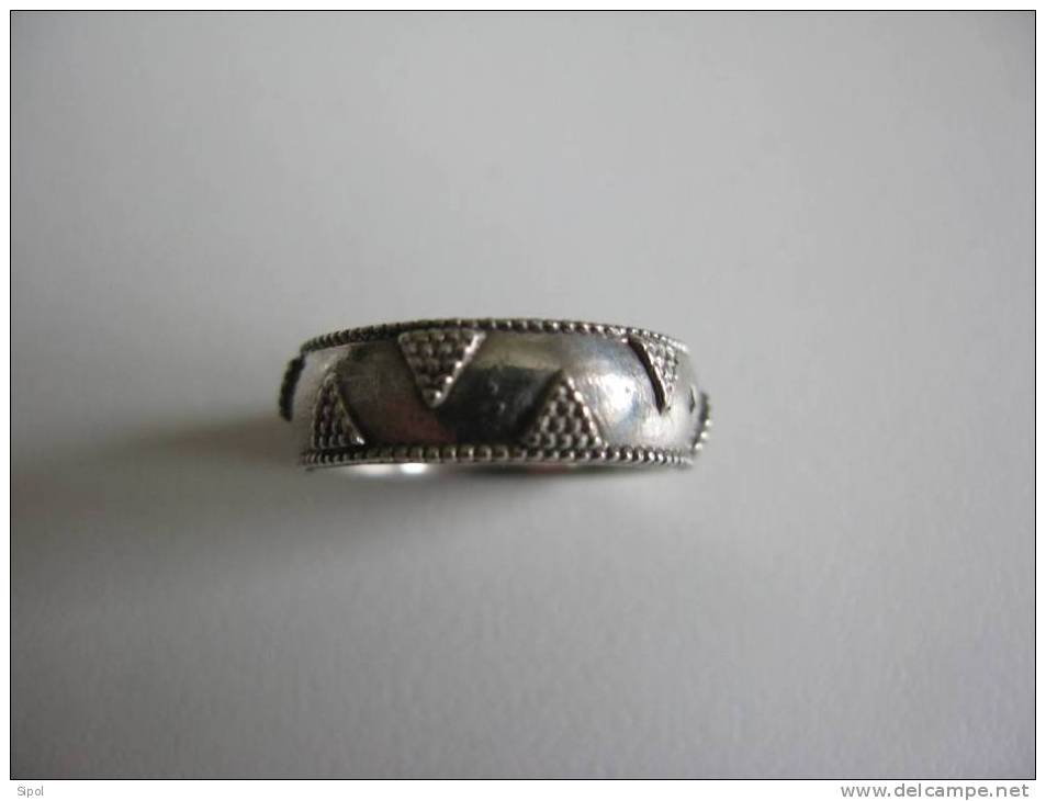 Bague  Anneau  Fantaisie  En Argent Avec Motifs De Triangles  Taille 56 Env Voir Tous  Les Clichés - Bagues