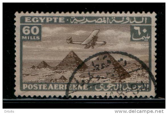 EGYPT / 1933 / AIRMAIL / AIRPLANE / HANDLEY PAGE H.P.42 OVER PYRAMIDS / POST MARK / QUFT / VF USED . - Used Stamps
