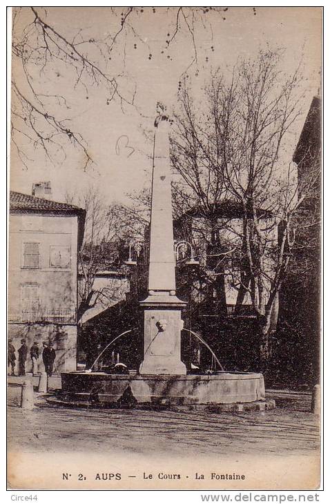 AUPS.LE COURS.LA FONTAINE. - Aups