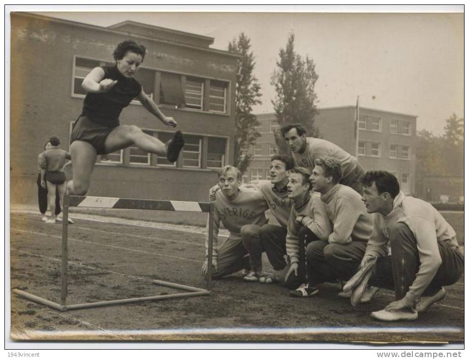 P 647 - ATLETISME - France - Suéde - 1953 - Les Suédois Admirent Une Jeune Sportive Sur Les Haies - - Voir Description - - Atletica