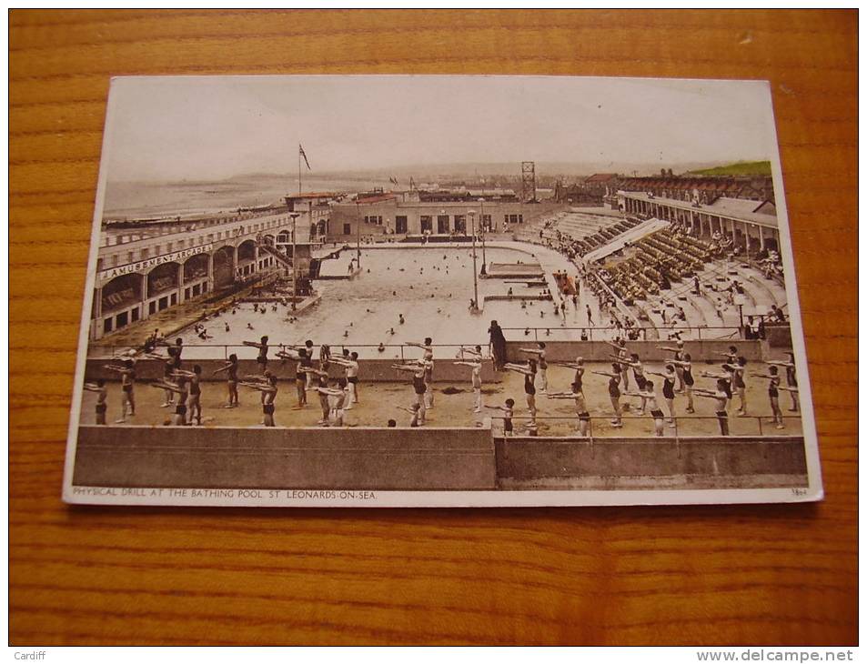 Séance Culture Physique; Gymnastique,  En Bordure De La Piscine à St Leonards On Sea - Ginnastica