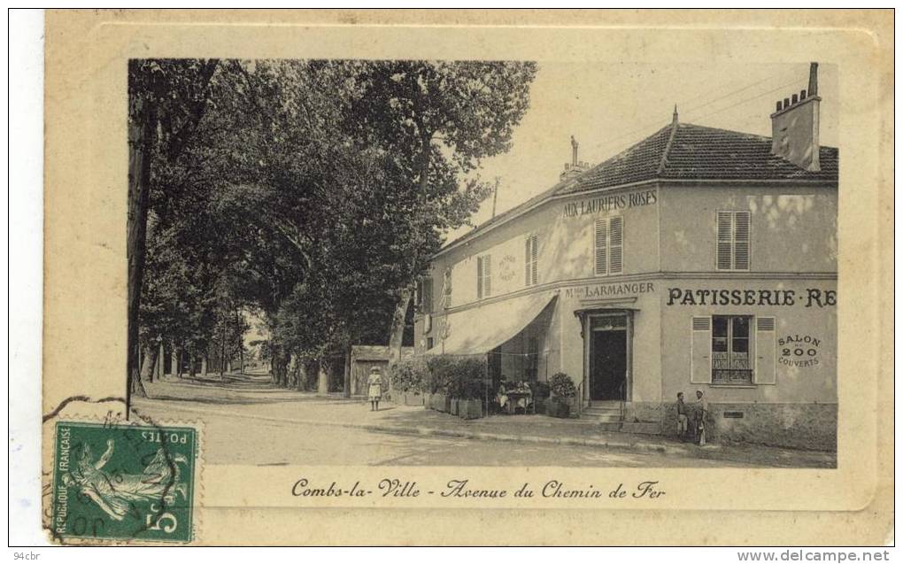 CPA (77) COMBS LA VILLE     Avenue Du Chemin De Fer  (defauts Coins  Haut Et Bas Droit ) - Combs La Ville