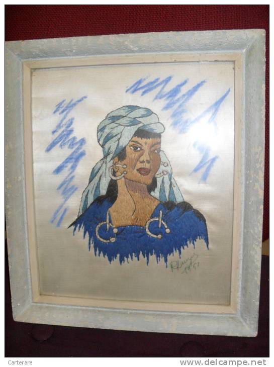 ART AFRICAIN,BRODERIE MAROCAINE,CASABLANCA En 1960,FAIT A LA MAIN,SIGNEE,SUR DRAP,SATIN,SOIE,FEMME MUSULMANE DU DESERT - Art Africain