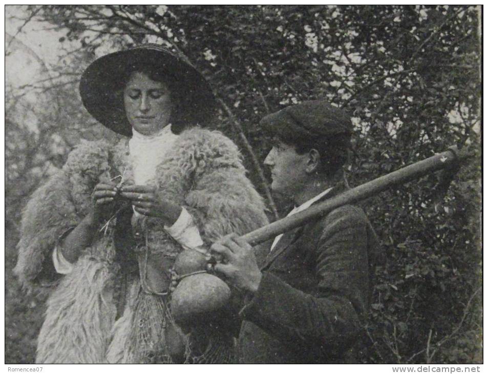 LANDES - Bergère Sur Ses échasses Causant Avec Un Résinier - Animée - Voyagée - Aquitaine