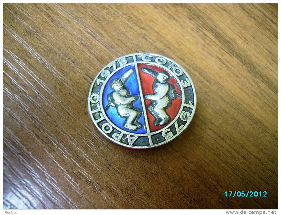 USSR RUSSIA  USA  SPACE  1975 SOYUZ  APOLLO JOINT FLIGHT  PIN BADGE , RARE!  Heavy Metal And Glass Enamels - Fesselballons