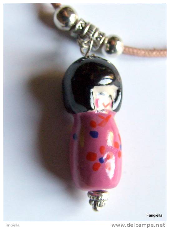 Collier Poupée Kokeshi Rose En Porcelaine Faite Main   Le Pendentif Mesure Environ 47x13mm En Comptant L'attache, Et Le - Colliers/Chaînes