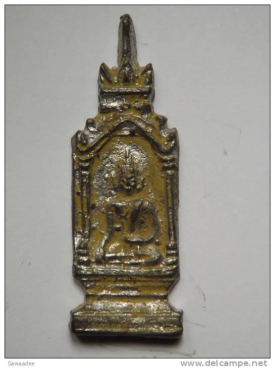 STATUETTE - THAILANDE - BOUDDHA POSITION DE SOUMISSION DE MARA DANS CHAPELLE - VOTIVE - METAL - H 7 CM - ARGENTE - Arte Asiático