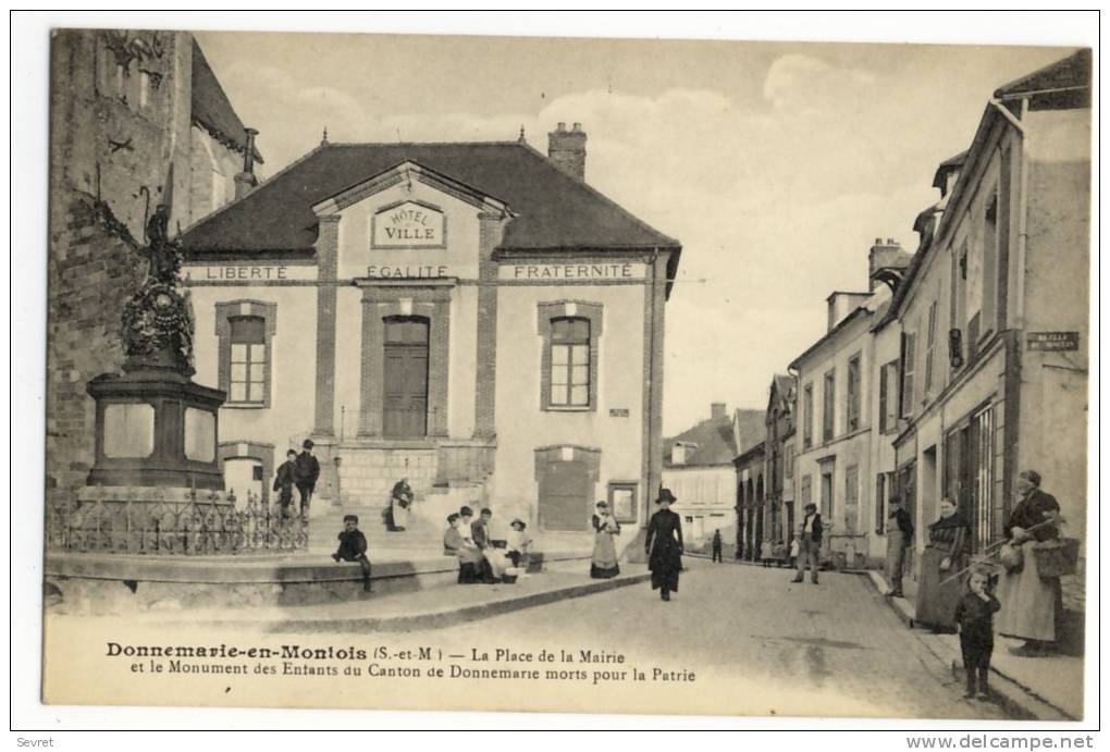 DONNEMARIE En MONTOIS. - La Place De La Mairie Et Le Monument Des Enfants Du Canton - Donnemarie Dontilly