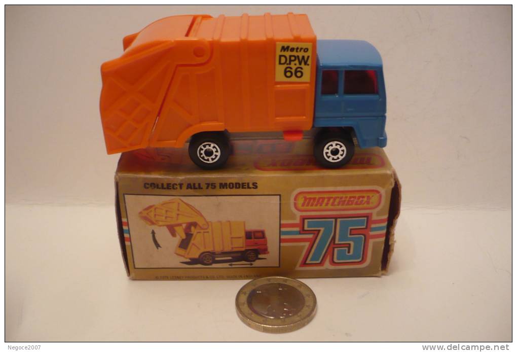 MATCHBOX   N°36  :   REFUSE TRUCK     AU 1/75éme ?? - Matchbox