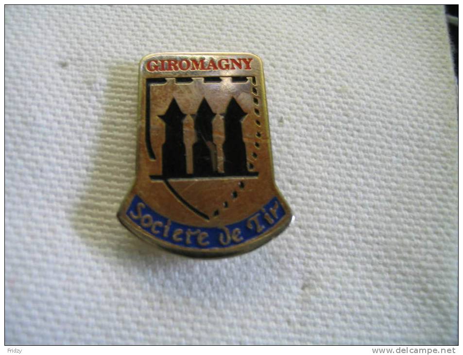 Pin's De La Societe De Tir De La Ville De GIROMAGNY - Tiro Con L'Arco