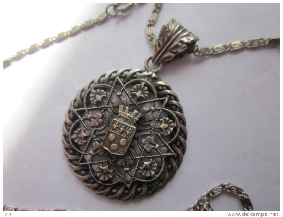 JOLI COLLIER AVEC MEDAILLE BLASON CHARTRE-  VOIR PHOTOS - Necklaces/Chains