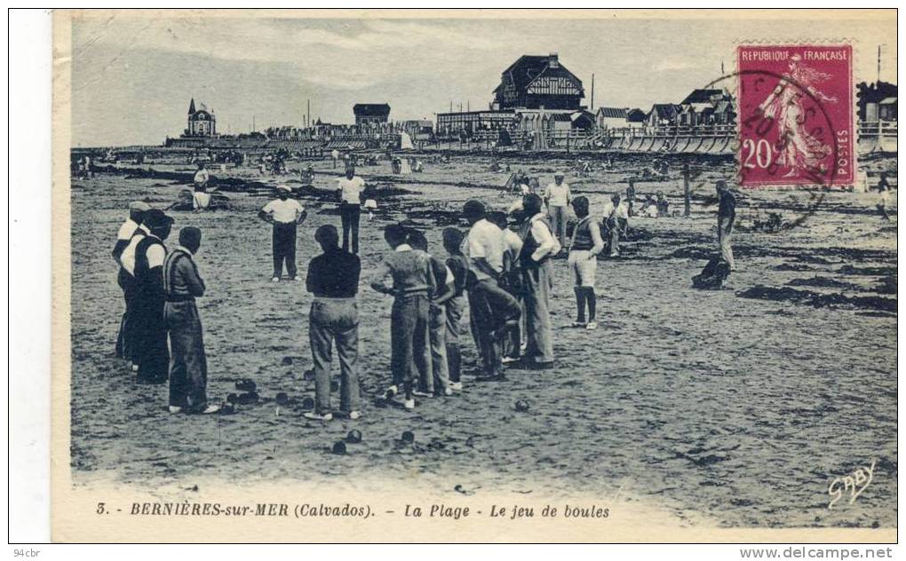 CPA ( PETANQUE )  BERNIERES La Plage Le Jeu  De Boules (defaut Coin Haut Droit) - Bowls