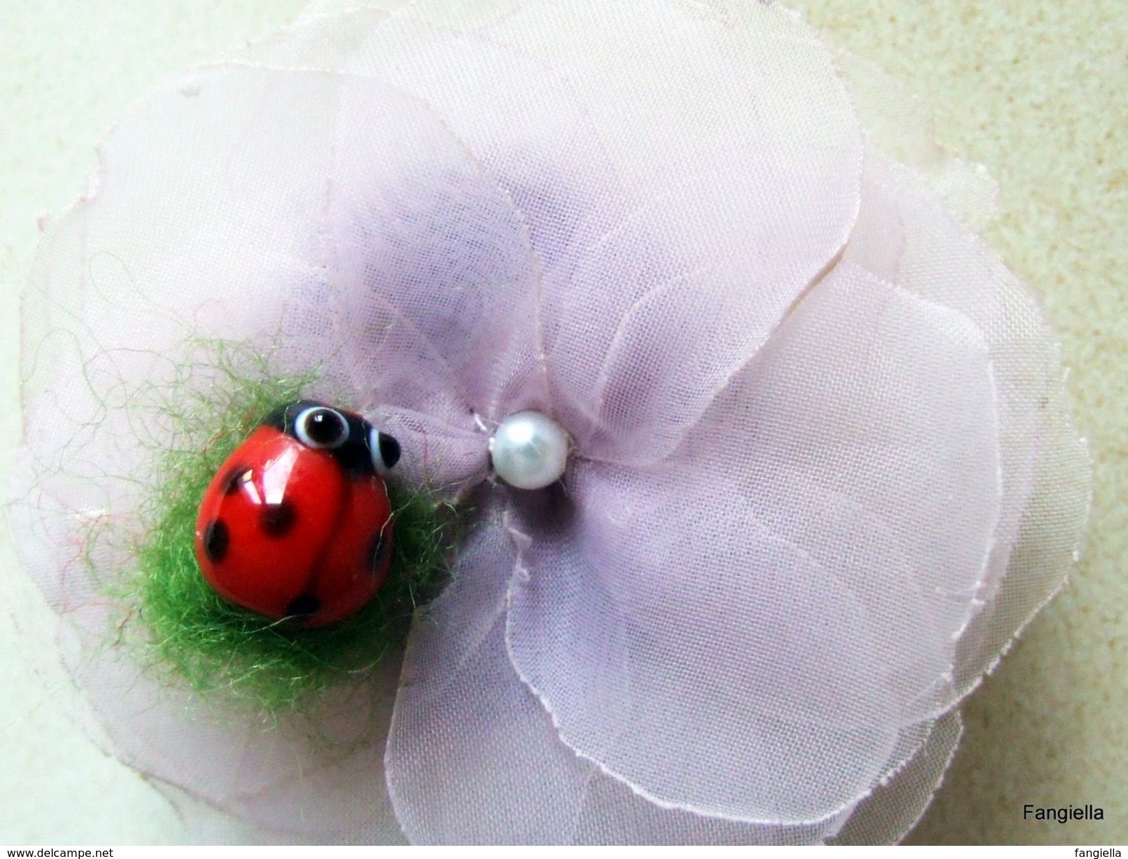 Barrette Ou Broche Fleur Organza Mauve Coccinelle Rouge En Verre Lampwork  La Fleur Réalisée De Façon Artisanale Mesure - Sonstige & Ohne Zuordnung