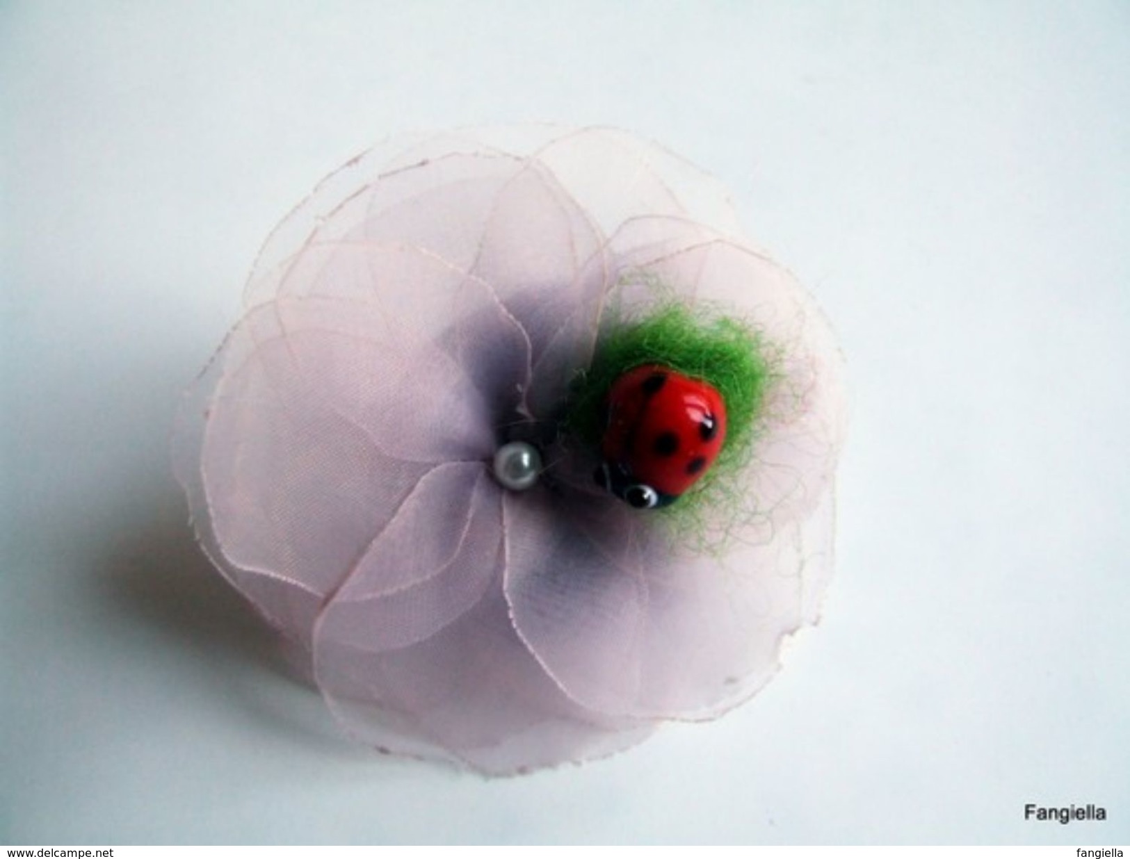 Barrette Ou Broche Fleur Organza Mauve Coccinelle Rouge En Verre Lampwork  La Fleur Réalisée De Façon Artisanale Mesure - Sonstige & Ohne Zuordnung