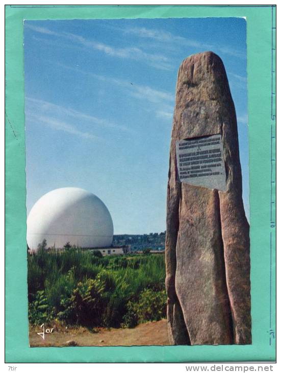 PLEUMEUR BODOU LE MENHIR COMMEMORATIF ET LE RADOME - Pleumeur-Bodou