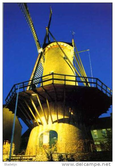 ZEVENBERGEN (N.Br.) - Molen/moulin - Mooie Opname Van De Stenen Stellingmolen "Fleur" Bij Nacht D.d. 2001. TOP! - Zevenbergen