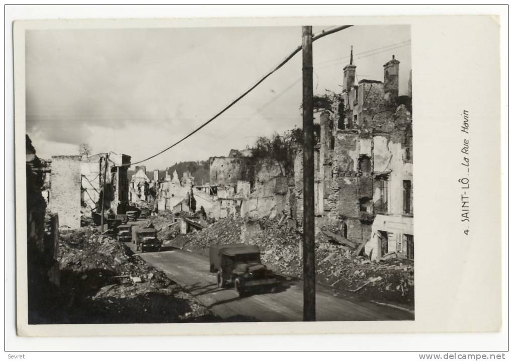 SAINT-LO. - Carte-photo Du Bombardement De 1945.  Véhicules Militaires Sur La Rue Havin. - Saint Lo