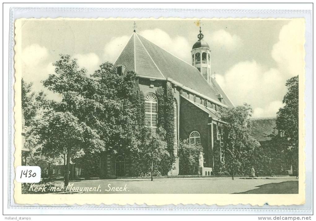 SNEEK * FRIESLAND *  ANSICHTKAART * CPA * KERK MET MONUMENT  *  (1430) - Sneek