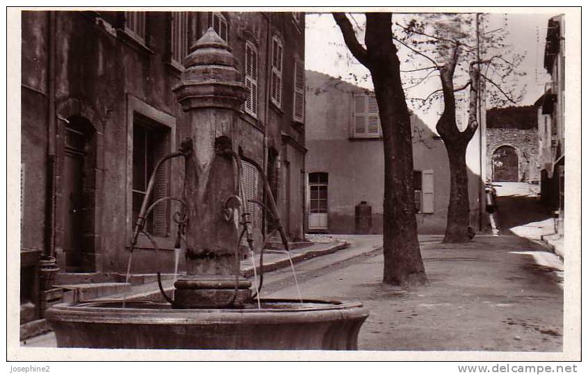 AUPS  Place Du Marché Et Portail Des Aires - Aups