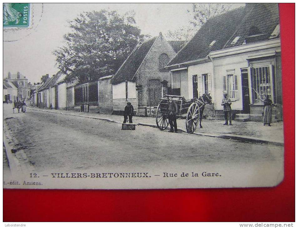 CPA 80 VILLERS BRETONNEUX  RUE DE LA GARE ANIMEE ATTELAGE    VOYAGEE 1908 ??  TIMBRE - Villers Bretonneux