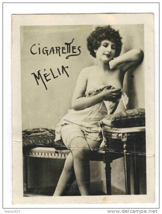 CHROMO CIGARETTES MELIA ALGER PIN UP: "Femme Se Cachant Les Seins" - Melia