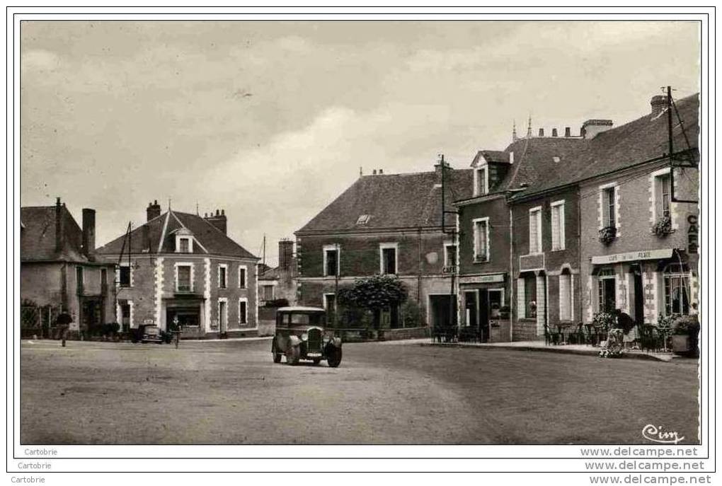 44 - DERVAL - La Place - CPSM - Cafés, Voitures - Derval