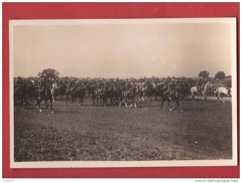 C0334 Vuarrens 1921 : Défilé De La 1ère Division à Cheval,cavalerie,militair E. Non Circ. Perrochet-M. - Vuarrens