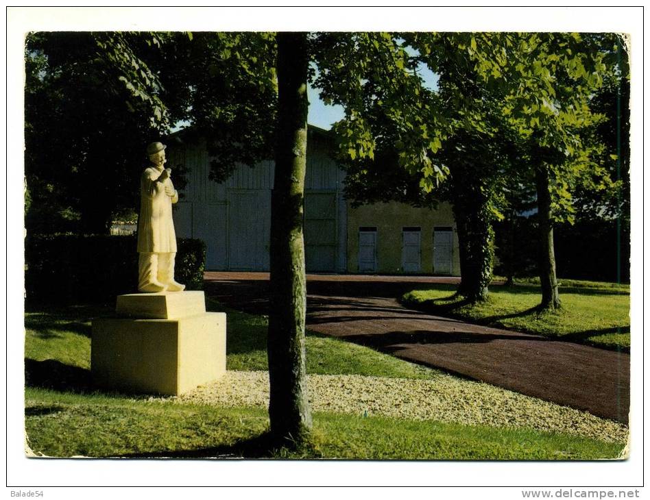 CPM - MATHA (17) Le Jardin Public Et La Statue De Goulbénèze - Matha