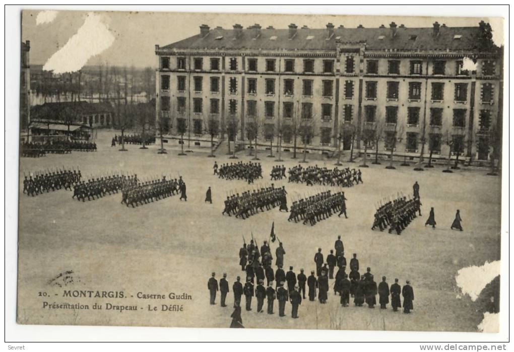 MONTARGIS. - Caserne Gudin - Présentation Du Drapeau - Le Défilé - Montargis