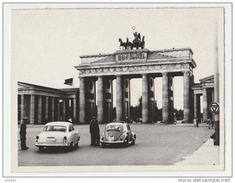 Germany - East Berlin Customs - Old Time Car Volga , Volkswagen - Photo 120x90mm - Porte De Brandebourg