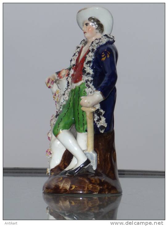 Gentilhomme aux fleurs, porcelaine polychrome XIXe signée, parfait état