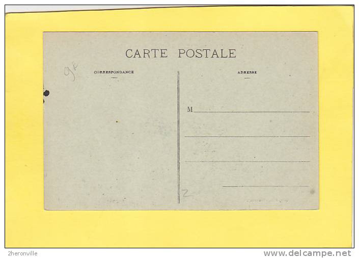 CPA - 55 -  VIGNEULLES  LES  HATTONCHATEL   -Place Avec Chariots  (restes De La Guerre ?) - Vigneulles Les Hattonchatel