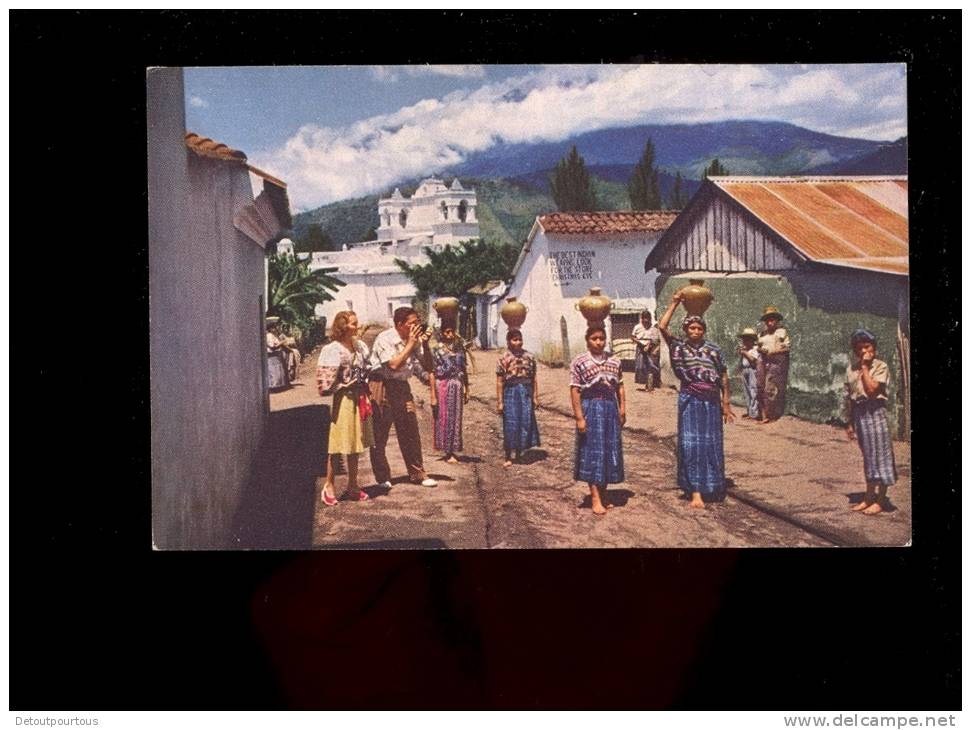 GUATEMALA Women Carrying Water In Jugs Perched On Their Heads ( Tourist Photographer ) Pan American World Airlines - Guatemala