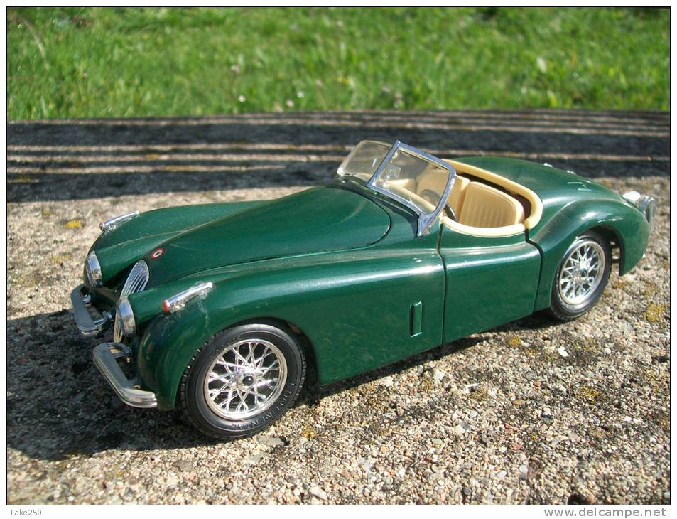 BURAGO  - JAGUAR XK 120 SPIDER  NO BOITE  Scala 1/24 - Burago