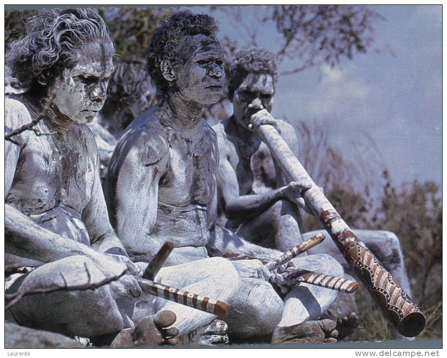 (309) Australian Aborigines Palying Didgeridoo - Natif Australian - Aborigines