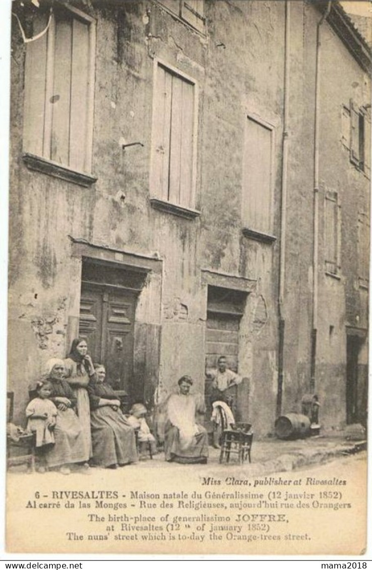 Rivesaltes       Famille Sur Le Pas De Porte - Rivesaltes