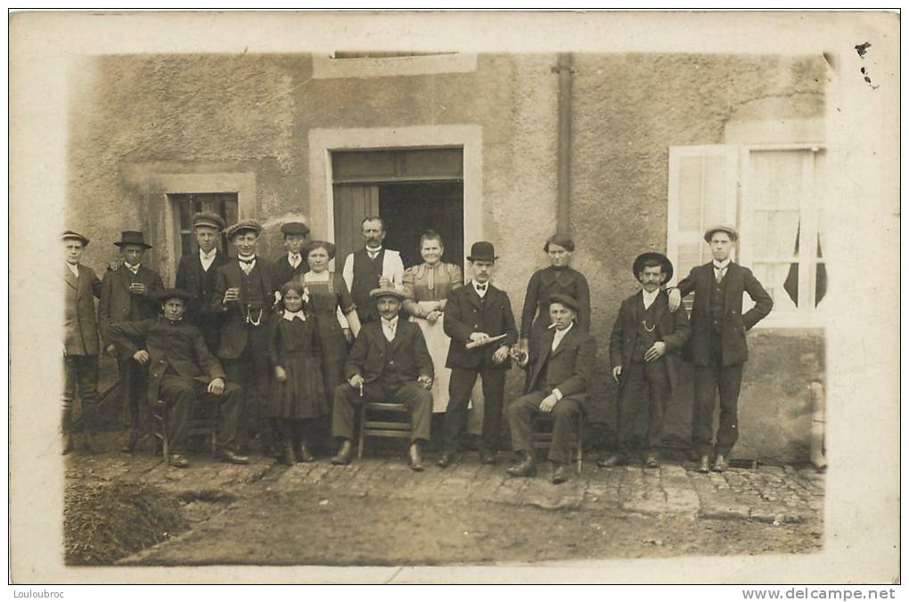 CARTE PHOTO NON IDENTIFIEE CAFE AVEC GROUPE DE PERSONNES DEVANT LE VERRE A LA MAIN - Te Identificeren