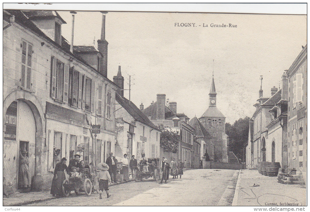 FLOGNY : Belle Animation Devant Le Magasin Du Ferblantier CUSSAC - Peu Courant ! - Flogny La Chapelle