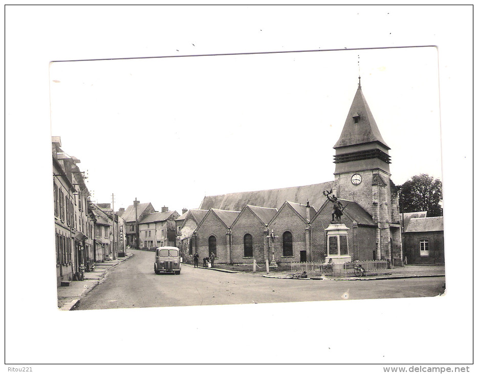 60 SONGEONS - Place De L´ EGLISE - 1957 - MONUMENT Aux MORTS Estafette Gendarmes Uniforme  BYRRH Vélo - Songeons