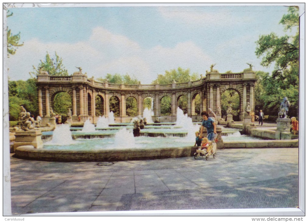 CP BERLIN HAUPTSTADT MARCHENBRUNNEN IM FRIEDRICHSHAIN  Animé Parc Jets Eau +- 1965 - Friedrichshain