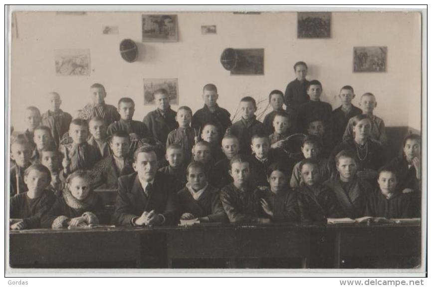 Moldova - Historical Romania - Chircaiesti - 1938 - School Teacher And Class - Moldavie