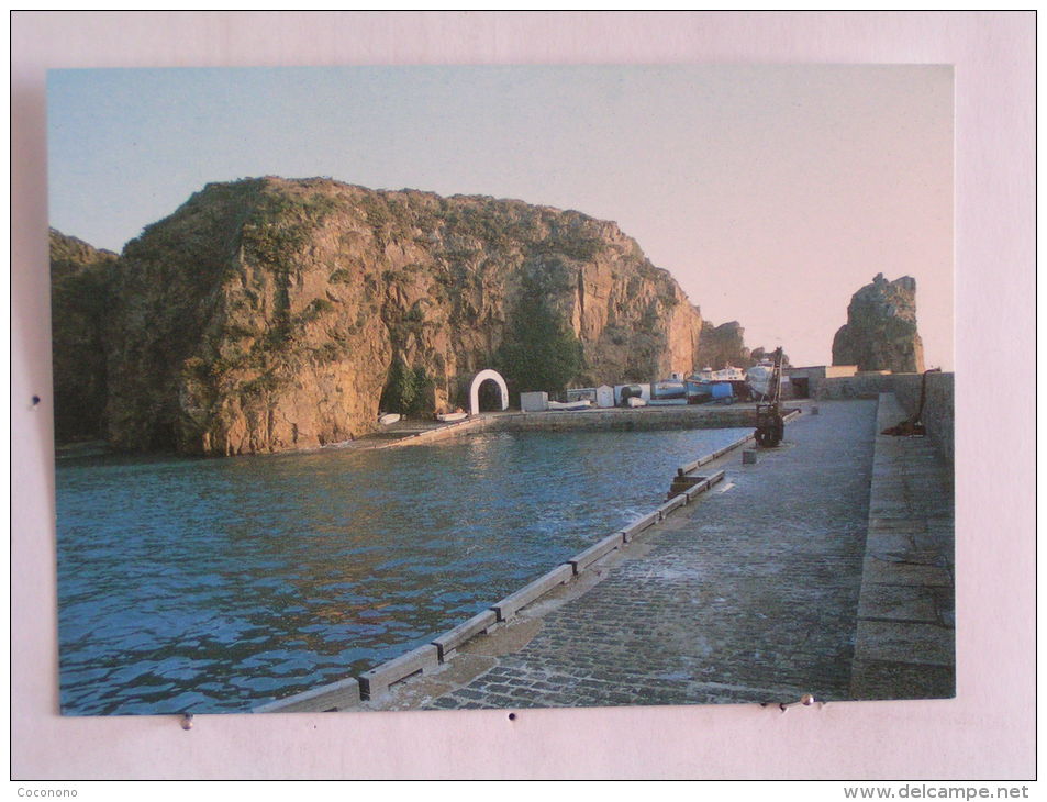 Sark - Creux Harbour, Spring Tide - Sark