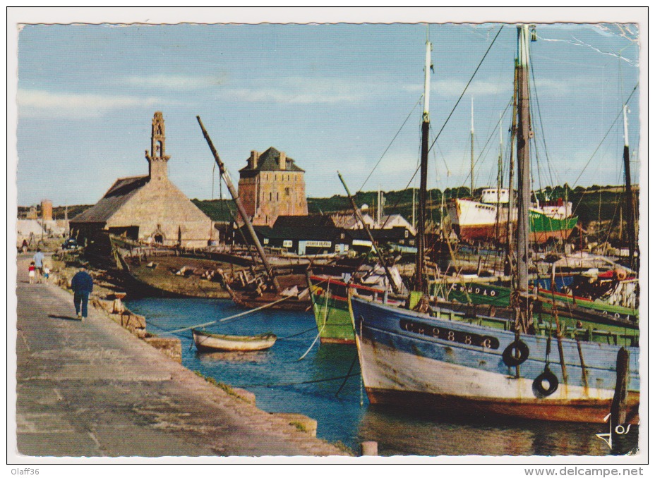 CPSM FINISTERE 29   CAMARET SUR MER La Chapelle De Notre Dame De Rocamadour Et Le Chateau VAUBAN - Camaret-sur-Mer